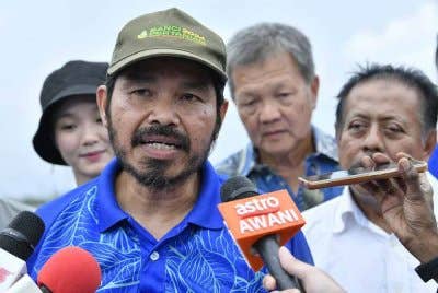 Mohd Uzir pada sidang akhbar di Pertubuhan Global Goodway (M) Sdn Bhd, di Sungai Nipah Farm pada Sabtu.