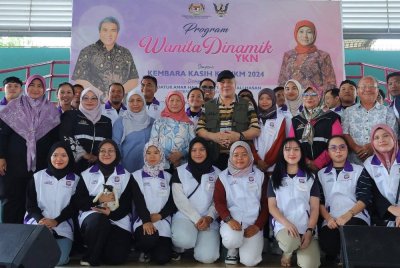 Nancy Shukri (sembilan dari kiri) bersama Amar Awang (dua belas dari kiri) bersama Sukarelawan Yayasan Kebajikan Negara dan jawatankuasa tertinggi pada Program Wanita Dinamik YKN sempena Kembara Kasih KPWKM 2024 di Hospital Bintulu hari ini. Foto Bernama