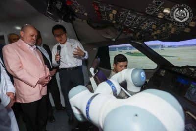 Sultan Ibrahim berkenaan mendengar taklimat mengenai inovasi dan perkembangan teknologi penerbangan terkini China. Foto FB Sultan Ibrahim Sultan Iskandar