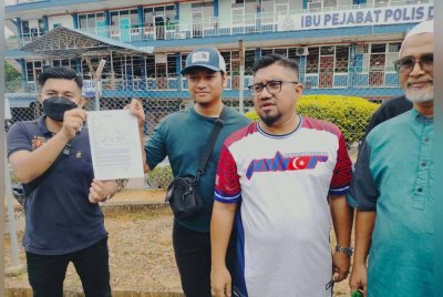 Shazni (dua dari kiri) dan Chegubard menunjukkan laporan polis yang dibuat di luar IPD Kluang pada Sabtu.