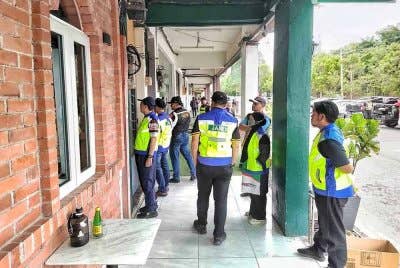 Sebahagian penguat kuasa JAIM menyerbu premis perniagaan GISBH di Krubong Perdana pada Sabtu.