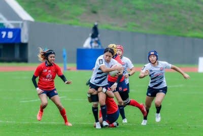 Aksi pemain Bunga Raya 7s wanita negara ketika berusaha mengekang kemaraan pemain Jepun dalam saingan Kumpulan D Siri Kedua Kejuaraan Ragbi Asia 7s Hangzhou 2024 di padang ragbi Hangzhou Normal University, China pada Sabtu.