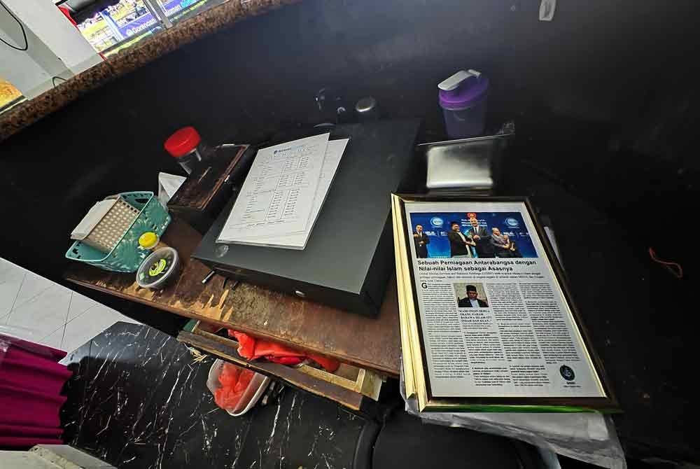 Perkakasan yang ditinggalkan di kaunter wang premis