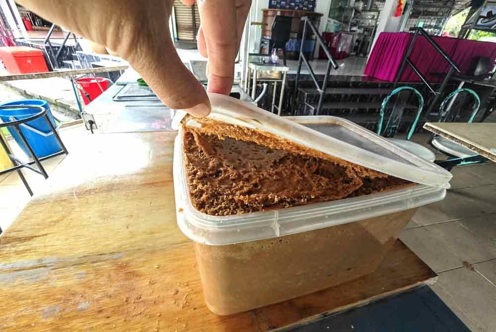 Adunan kuih yang ditinggalkan begitu saja di atas meja.