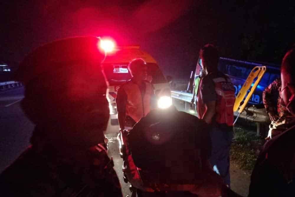 Pemandu bas bersama seorang penumpang diberi rawatan segera oleh petugas perubatan yang hadir. Foto JBPM