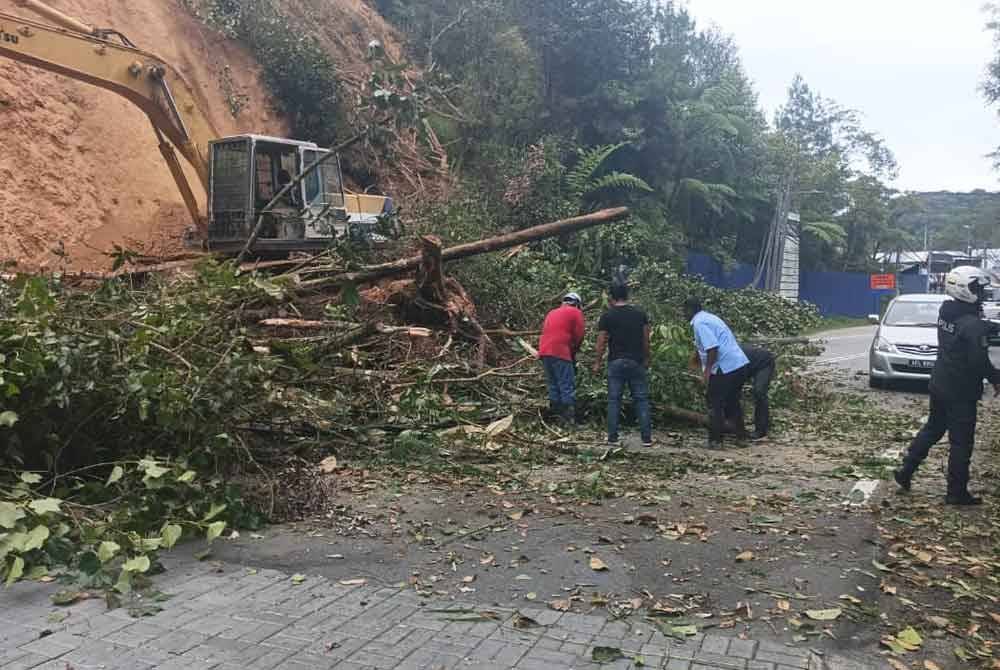 Kejadian tanah runtuh telah menghalang laluan di Jalan Besar Brinchang. Foto: ihsan pembaca
