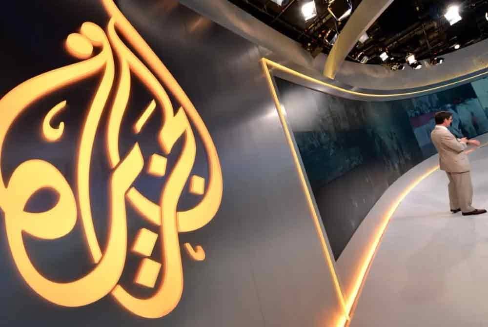 Tentera Israel yang bersenjata lengkap dan bertopeng menyerbu biro Al Jazeera di Ramallah, Tebing Barat yang diduduki dan menyampaikan perintah penutupan selama 45 hari. Foto fail AFP