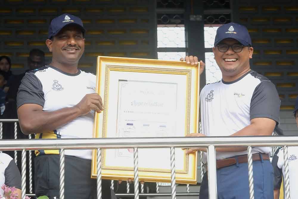 Hussein (kiri) bersama Menteri Besar Selangor, Datuk Seri Amirudin Shari ketika program Selangor Police Integrity Half Marathon 2024 di Stadium Sultan Suleiman Klang pada Ahad.