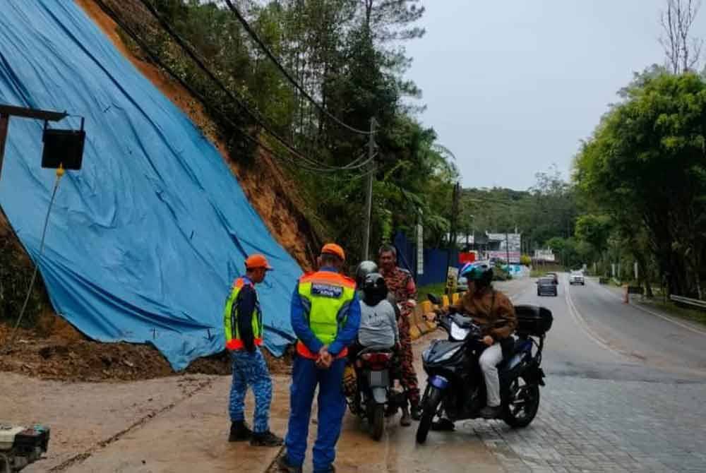 Kedua-dua laluan yang terjejas dalam kejadian tanah runtuh telah dibuka selepas selesai kerja pembersihan pada Sabtu. Foto ihsan pembaca