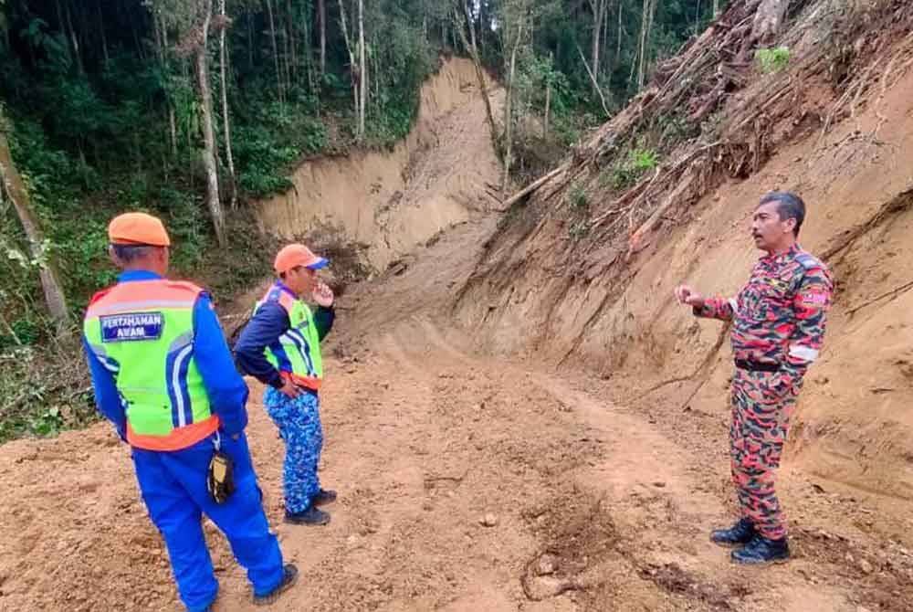Wan Zaidi (kanan) menjalankan pemantauan di lokasi kejadian pada Ahad. Foto ihsan pembaca