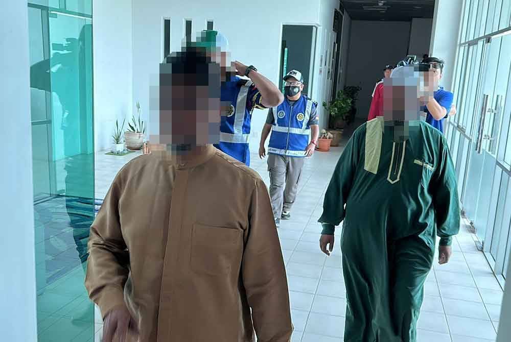 Kedua-dua suspek hadir ke Mahkamah Rendah Syariah dengan diiring penguat kuasa JHEAINS.