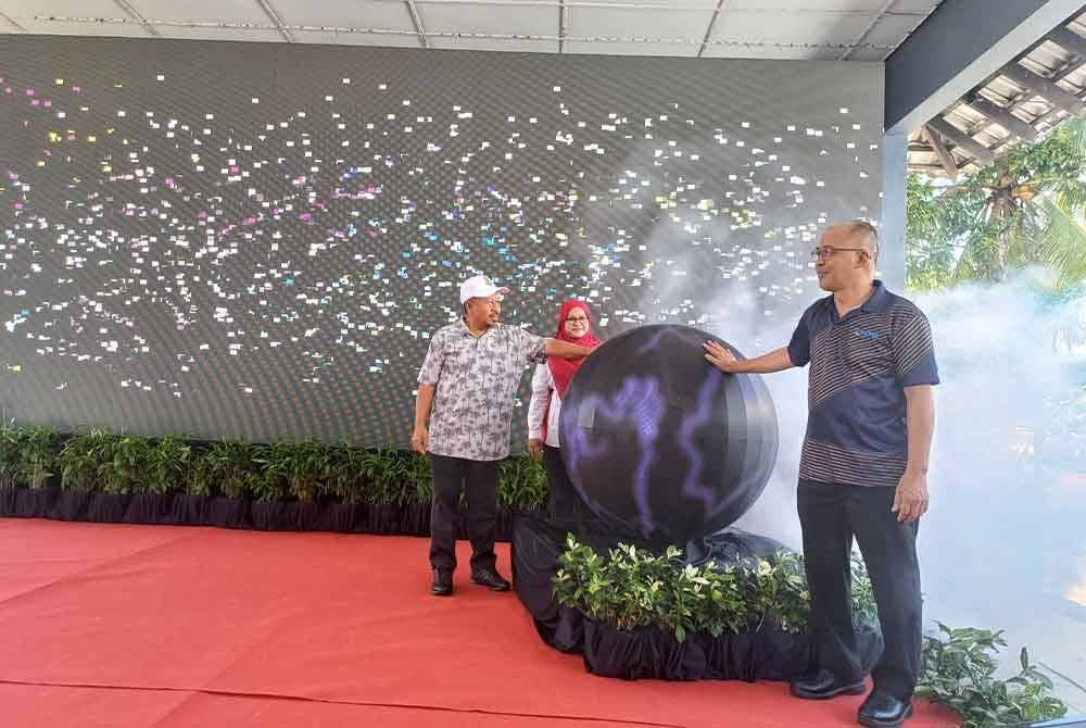 Shafik Fauzan (kiri) dan Razihan (kanan) merasmikan majlis Longest Coastal Clean Up di Pusat Rekreasi Air, Balok pada Ahad.