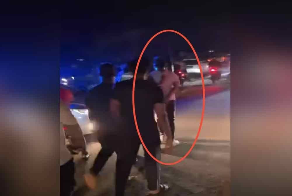 Polis menahan lelaki yang bersenjatakan parang bersama tiga individu lain di Telok Panglima Garang, Kuala Langat pada Sabtu.