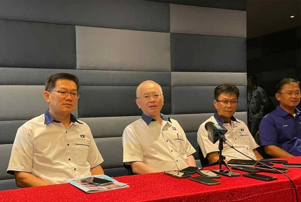 Ka Siong (dua dari kiri) dalam sidang akhbar selepas menghadiri Konvensyen MCA Sabah di Kota Kinabalu pada Ahad.