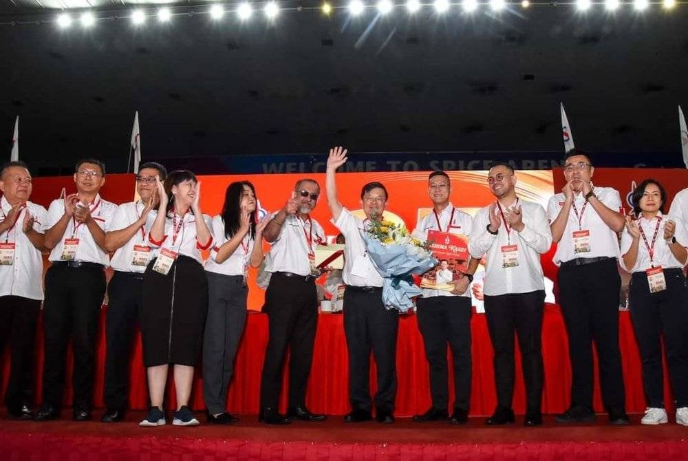 Kon Yeow menerima jambangan bunga sebagai tanda penghargaan selepas 25 tahun menerajui DAP Pulau Pinang