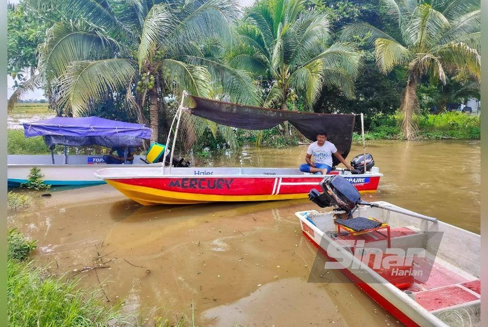 Antara rakan-rakan Ahmad yang turut serta dalam rondaan di sekitar kampung.