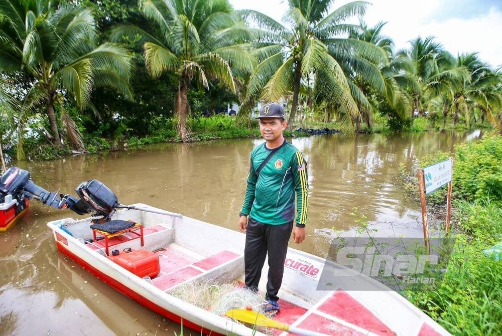 Ahmad bersama rakan-rakannya melakukan rondaan di sekitar kampung untuk mengekang kejadian pecah rumah.