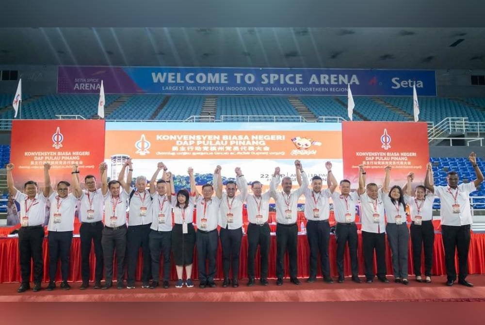 15 ahli jawatankuasa baharu yang dipilih bergambar bersama Kon Yeow dan Guan Eng.