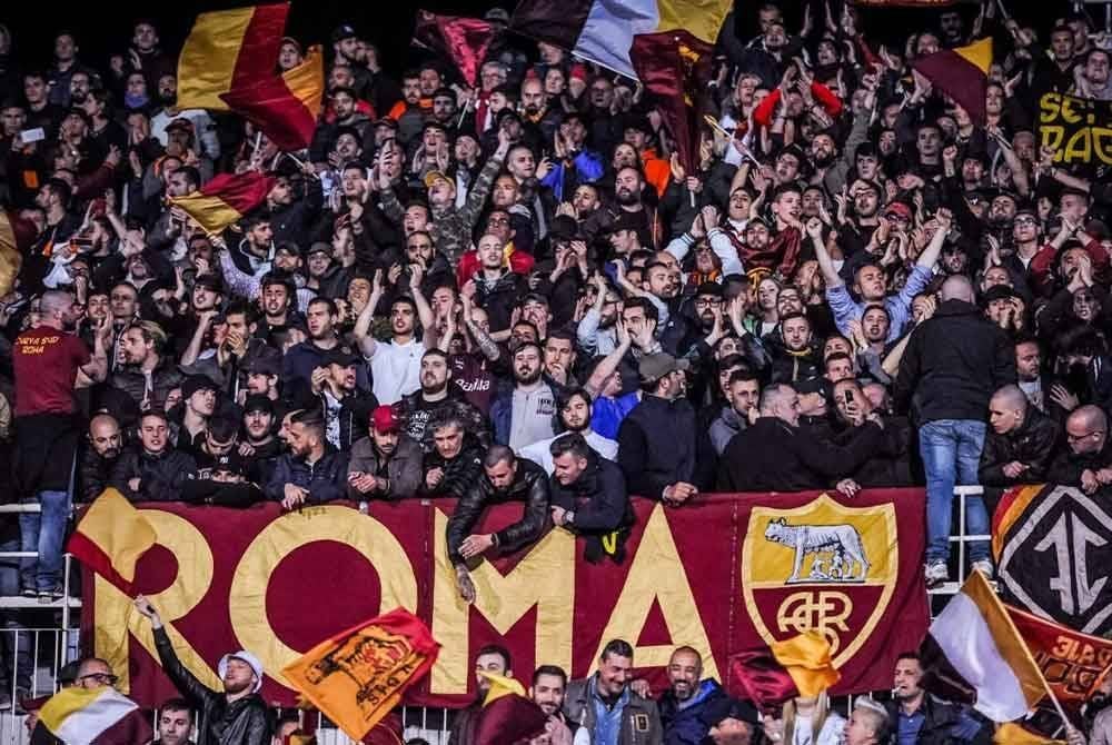Kemarahan penyokong-penyokong AS Roma berikutan pemecatan De Rossi pada Rabu lalu.