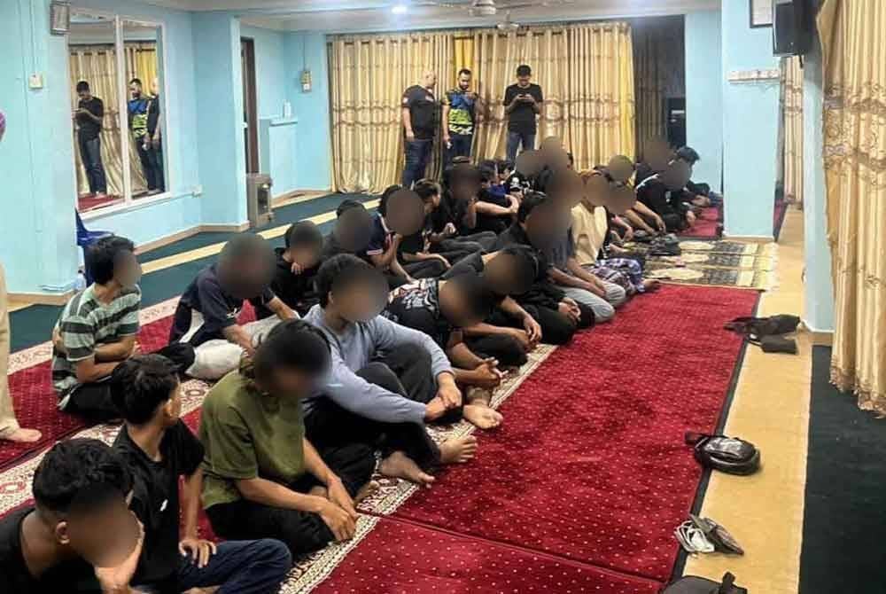 Antara 'mat rempit' yang dibawa untuk bersama menunaikan solat Subuh berjemaah dan mendengar tazkirah selepas ditahan dalam Op Samseng Jalanan, di sini, pada Ahad.