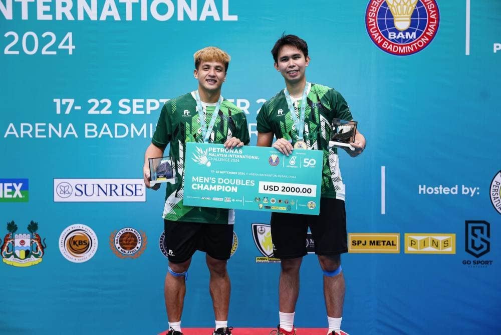 Solomon dan Julius selepas menjuarai acara beregu Kejohanan Badminton Cabaran Antarabangsa Petronas Malaysia 2024 di Stadium Arena Badminton Perak.