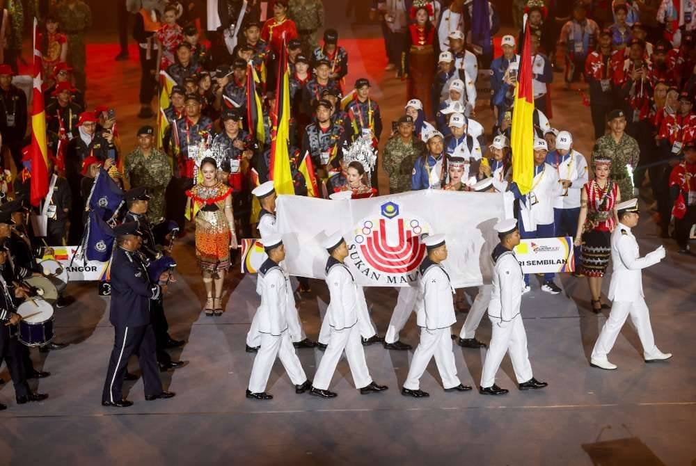 Bendera rasmi Sukan Malaysia dibawa masuk oleh Tentera Laut Diraja Malaysia (TLDM). Foto Bernama