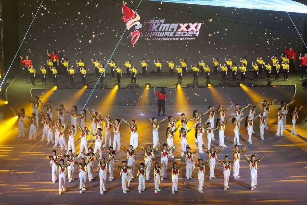 Antara persembahan pada Majlis Perasmian Temasya Para Sukan Malaysia (Sukma) Sarawak 2024 di Stadium Perpaduan Petra Jaya malam ini. Foto Bernama