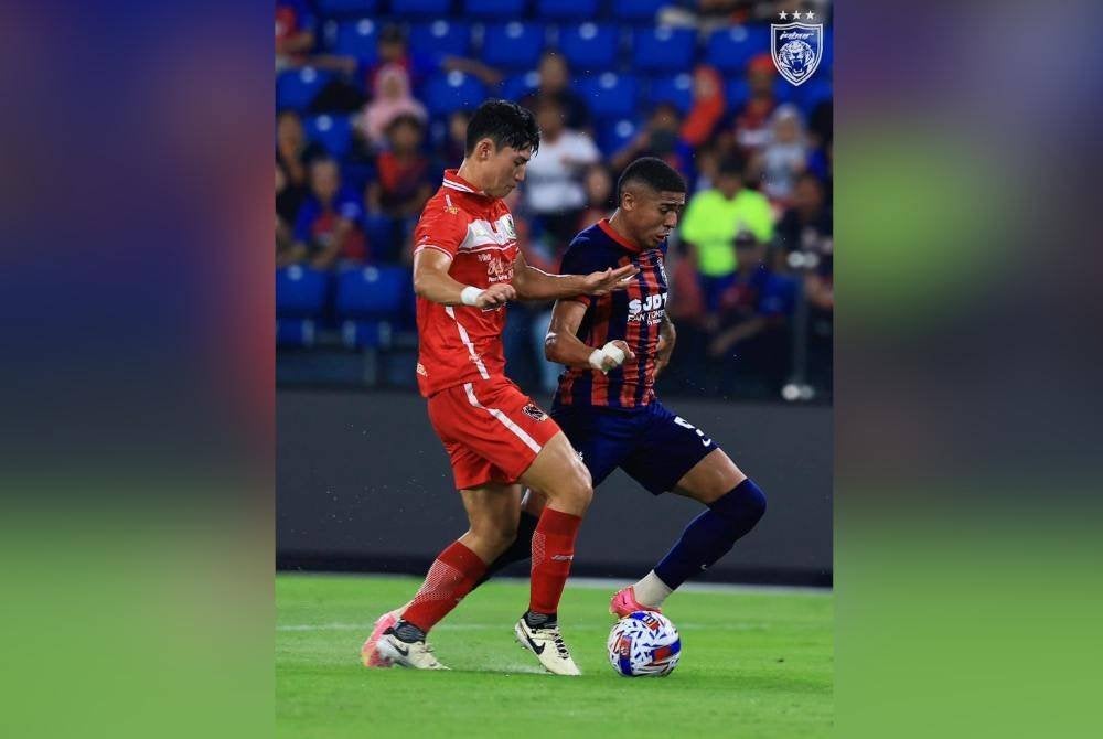 Penyerang JDT, Bergson Da Silva cuba melepasi kawalan pertahanan Kelantan FC, pada aksi Liga Super, sebentar tadi. Foto FB Johor Southern Tigers