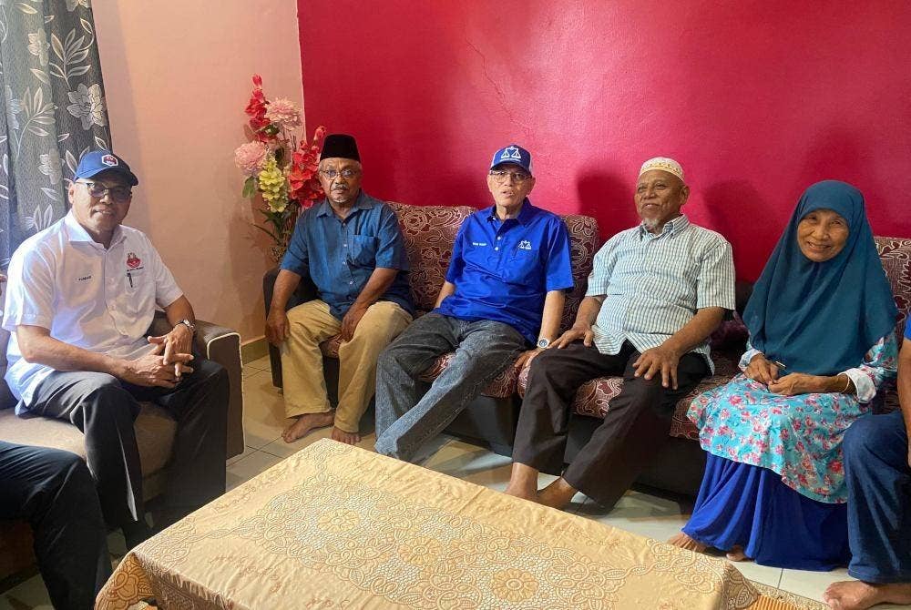 Wan Rosy (tengah) ketika Program Ziarah Kasih di Kampung Bentong Luar di sini, pada Ahad.