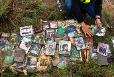 Anggota polis dan Jabatan Hal Ehwal Agama Islam Negeri Kelantan (JAHEAIK) merampas barangan perhiasan, termasuk buku-buku ajaran sesat dan dokumen berkaitan GISBH dalam serbuan di tiga buah rumah yang dipercayai menjadi penempatan keluarga pengurusan tertinggi GISBH di Kampung Panji, Kota Bharu pada Sabtu. Foto Bernama