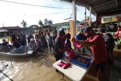 Jumlah mangsa banjir di Kedah terus meningkat kepada 8,898 mangsa daripada 2,871 keluarga yang berpindah ke 44 PPS di lima daerah. Foto Bernama