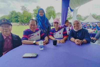 Ahmad (dua, kiri) bersama jentera UMNO ketika ditemui di Taman Pelangi, Kluang.