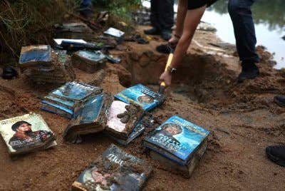 Polis Kelantan telah merampas pelbagai buku dan dokumen berkaitan GISBH, yang ditemui ditanam di tepi sungai dan sebahagiannya dibakar, semasa serbuan. Foto Bernama