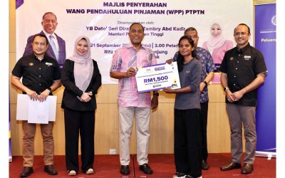 Menteri Pendidikan Tinggi, Datuk Seri Dr Zambry Abd Kadir Zambry (tiga dari kiri) menyerahkan replika kad WPP berjumlah RM1,500 kepada salah seorang pelajar sambil disaksikan oleh Pengerusi PTPTN, Datuk Seri Norliza Abdul Rahim (dua, kiri) dan Ketua Eksekutif PTPTN, Ahmad Dasuki Abdul Majid (kanan) pada Sabtu.