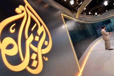 Tentera Israel yang bersenjata lengkap dan bertopeng menyerbu biro Al Jazeera di Ramallah, Tebing Barat yang diduduki dan menyampaikan perintah penutupan selama 45 hari. Foto fail AFP