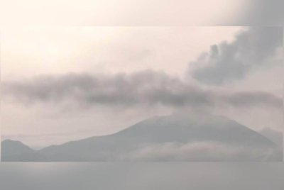 Gunung berapi itu mengeluarkan kira-kira 10,449 tan sulfur dioksida dan merekodkan 55 gempa bumi gunung berapi dalam tempoh 24 jam yang lepas.