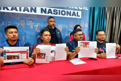 Mohd Idzharruddin (dua dari kanan) pada sidang akhbar di Bilik Gerakan Utama PN PRK DUN Mahkota di Kampung Melayu Kluang, pada Ahad.