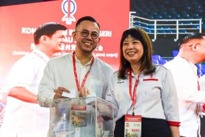 Steven Sim (kiri) dan Hui Ying (kanan) ketika membuang undi pada pemilihan DAP Pulau Pinang, pada Ahad.