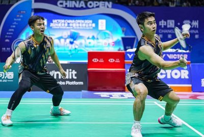 Sze Fei-Nur Izzuddin (kiri) beraksi dalam Terbuka China. Foto AFP