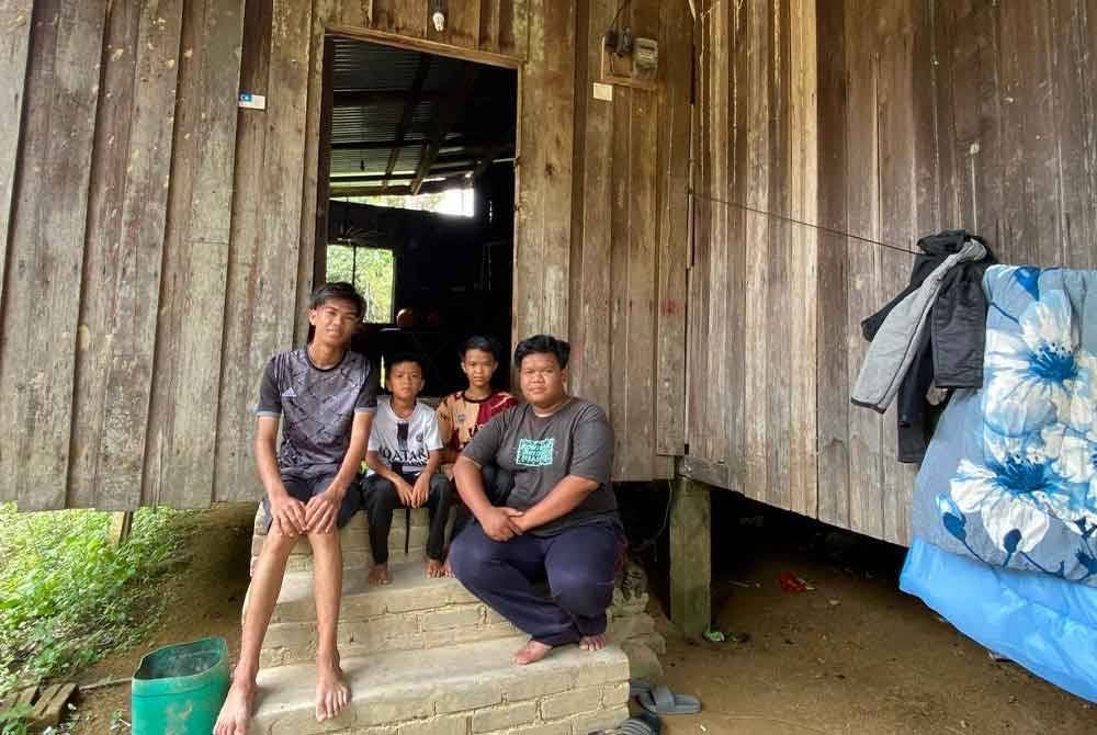 Anak sulung daripada enam beradik, Muhamad Riduan (kanan) nekad menggunakan wang tunai sumbangan Yayasan Nur Karangkraf (Yayasan Nur) yang diterima untuk perbelanjaan persekolahan dua adiknya.