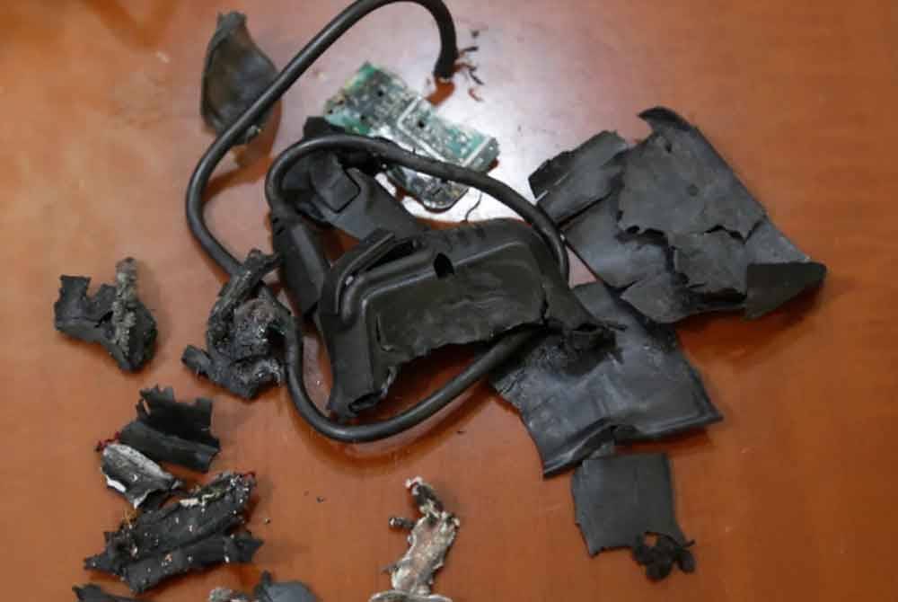 Serpihan peranti yang meletup dalam kejadian pada awal minggu lalu.