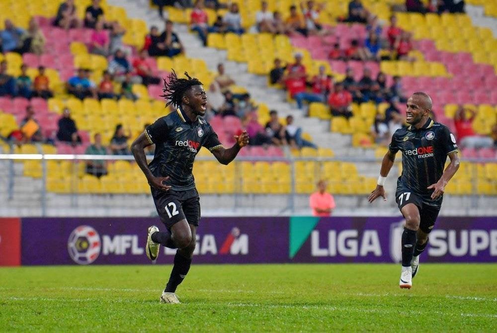 Ifedayo meraikan jaringan ketika berdepan Sabah dalam aksi Liga Super di Stadium Selayang. Foto Bernama