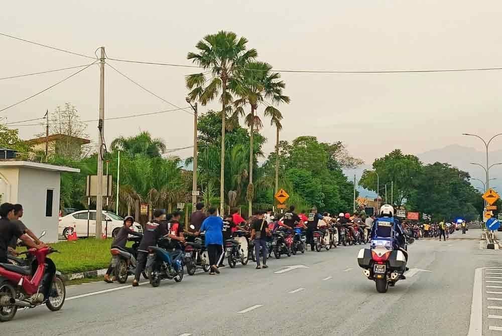 Mereka yang ditahan menolak motosikal masing-masing sejauh hampir 6 kilometer dari lokasi serbuan ke Balai Polis Kampung Tawas.