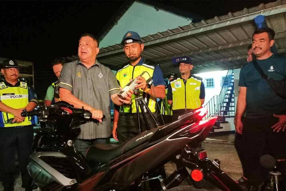 Azizi ketika membuat pemeriksaan ke atas sebuah motosikal yang ditahan atas kesalahan ubah suai ekzos.