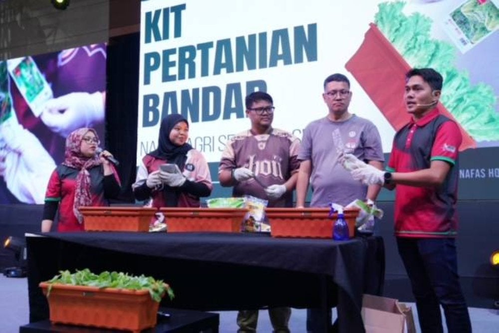 Penolong Pengurus NASSB, Abdul Khaliq Rahim (kanan) melakukan demonstrasi promosi Kit Pertanian Bandar bersama pengunjung di Dewan A, MAEPS di sini pada Ahad.