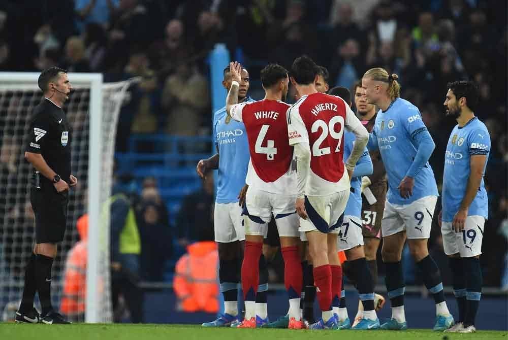 Beberapa insiden panas berlaku ketika aksi antara Arsenal dan Manchester City di Etihad pada Ahad. FOTO: EPA