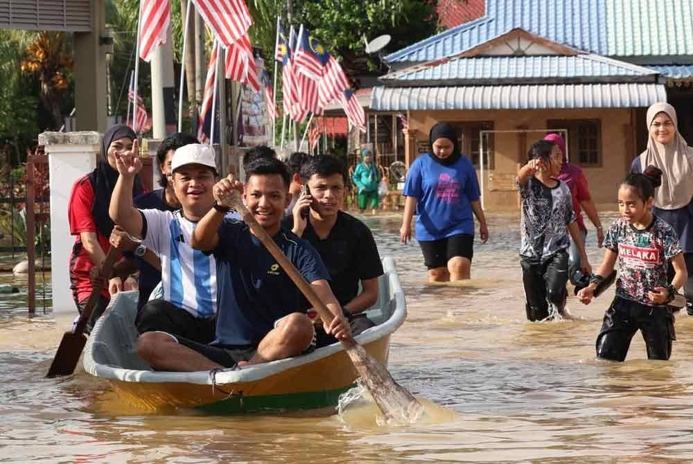 Penduduk mengambil inisiatif melakukan rondaan menggunakan bot di kawasan kampung susulan banjir yang berlaku - Gambar hiasan Bernama