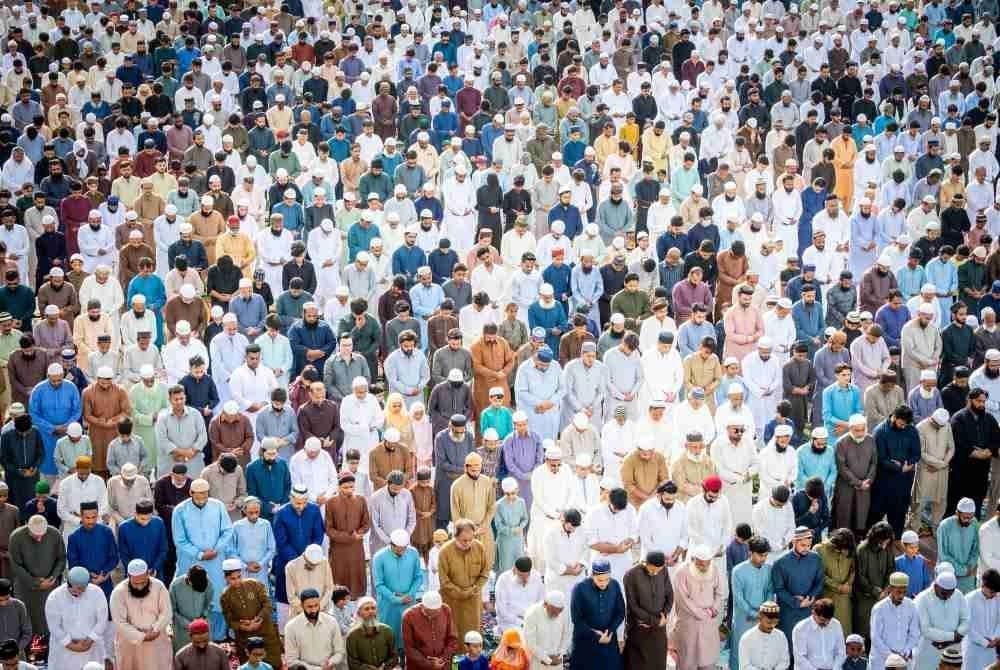 SEBAGAI umat Nabi Muhammad SAW, kita diseru untuk mengambil langkah baharu dalam menghayati Maulidur Rasul dengan tidak sekadar memperingati kisah Nabi semata-mata, sebaliknya jadikan kehidupan Baginda sebagai panduan yang kita ulangi dalam kehidupan seharian. -Foto: Canva