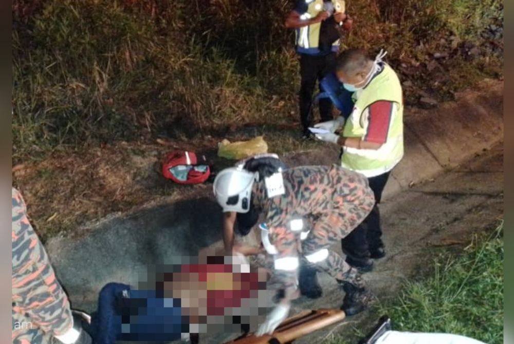 Anggota bomba dari BBP Lipis memberi bantuan awal kepada mangsa yang terlibat dalam kemalangan di di Jalan Merapoh - Kuala Lipis, Lipis pada awal pagi Isnin.