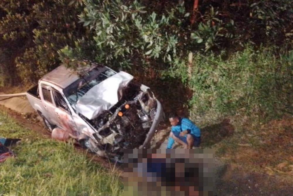 Salah seorang mangsa berada di hadapan Toyota Hilux yang terbabit nahas di Jalan Merapoh-Kuala Lipis, Lipis pada awal pagi Isnin.